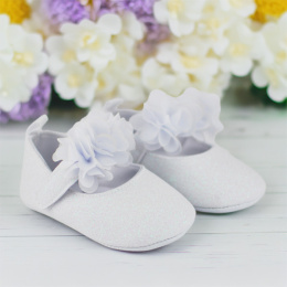 Buciki niemowlęce niechodki białe z kwiatkiem