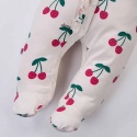 Pajac niemowlęcy ze stópkami ecru w wisienki – kolekcja Cherry