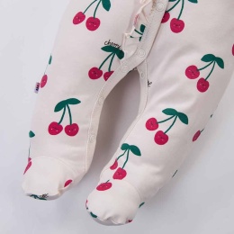 Pajac niemowlęcy ze stópkami ecru w wisienki – kolekcja Cherry