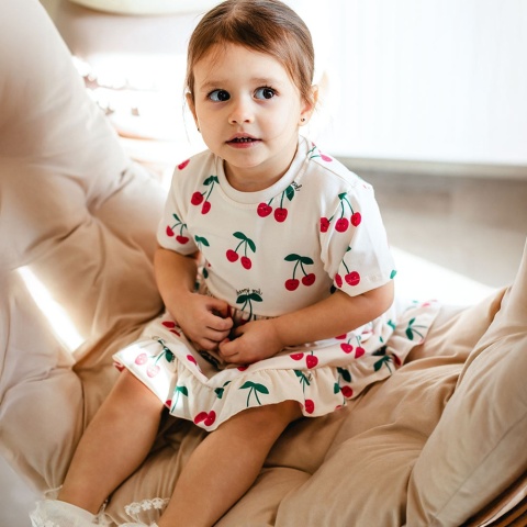 Sukienka w wisienki kremowa 62-104