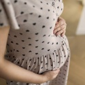 Koszula ciążowa i do karmienia LINDA beżowa w serduszka