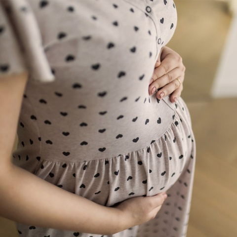 Koszula ciążowa i do karmienia LINDA beżowa w serduszka