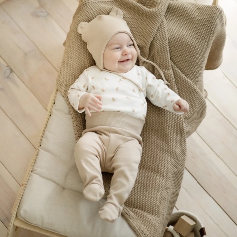 Czapka niemowlęca wiązana Lovely Day - beżowa 50-74